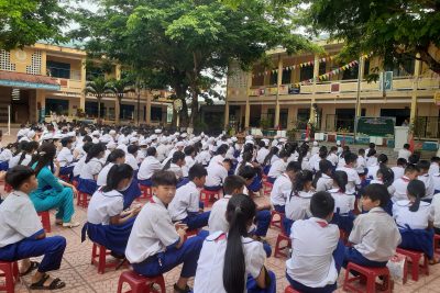 Tặng 100 suất quà cho các em học sinh có hoàn cảnh khó khăn trong học tập.